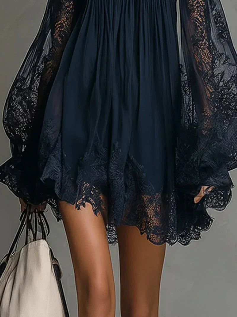 Noemi | Vestido mini en chiffon azul navy con hombros descubiertos y encaje - RivenaModa