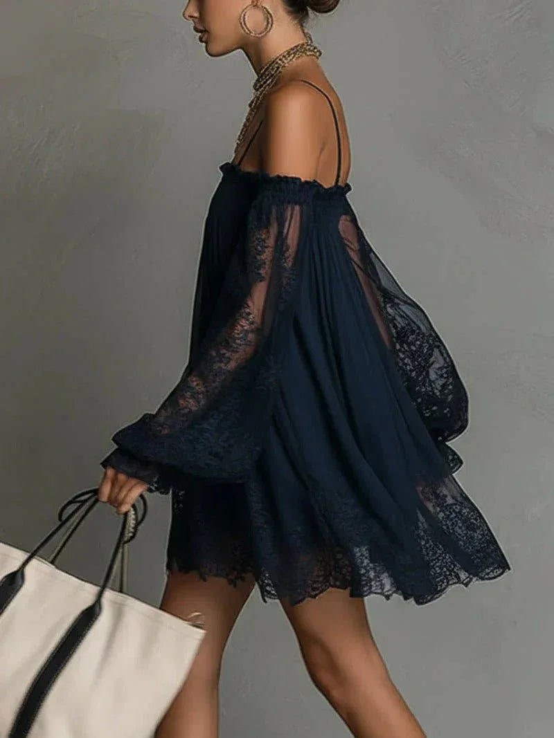 Noemi | Vestido mini en chiffon azul navy con hombros descubiertos y encaje - RivenaModa