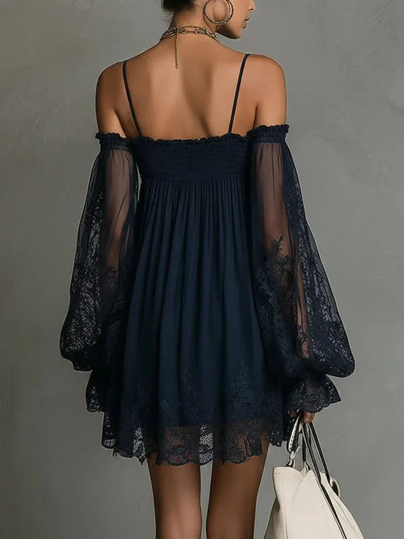 Noemi | Vestido mini en chiffon azul navy con hombros descubiertos y encaje - RivenaModa